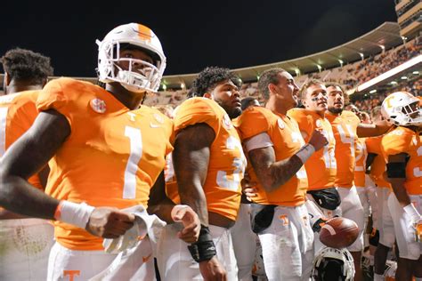 Tennessee vols recruiting news - The Tennessee Vols made a huge splash in the NCAA transfer portal on Monday. Oregon transfer wide receiver Dont'e Thornton announced on Monday afternoon that he's transferring to Tennessee. Thornton, who visited UT this past weekend, is a 6-foot-5 wide receiver from Baltimore, MD. He originally signed with Oregon as a four-star …